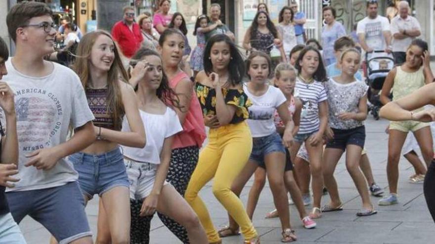 Participantes en la actividad &quot;Baila na zona monumental&quot;, celebrada en la tarde de ayer en la plaza de Curros Enríquez. // Santos Álvarez