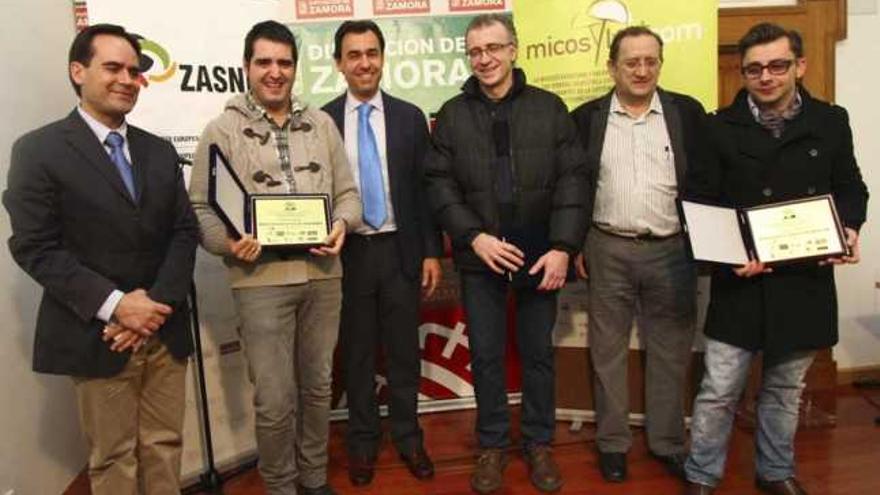 Los ganadores del concurso junto al diputado Corrales, el presidente Maíllo y el responsable de Azehos, Óscar Somoza.