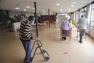 Los usuarios de los centros de día de mayores y los trabajadores afectados por el final del transporte piden una "solución" al Principado
