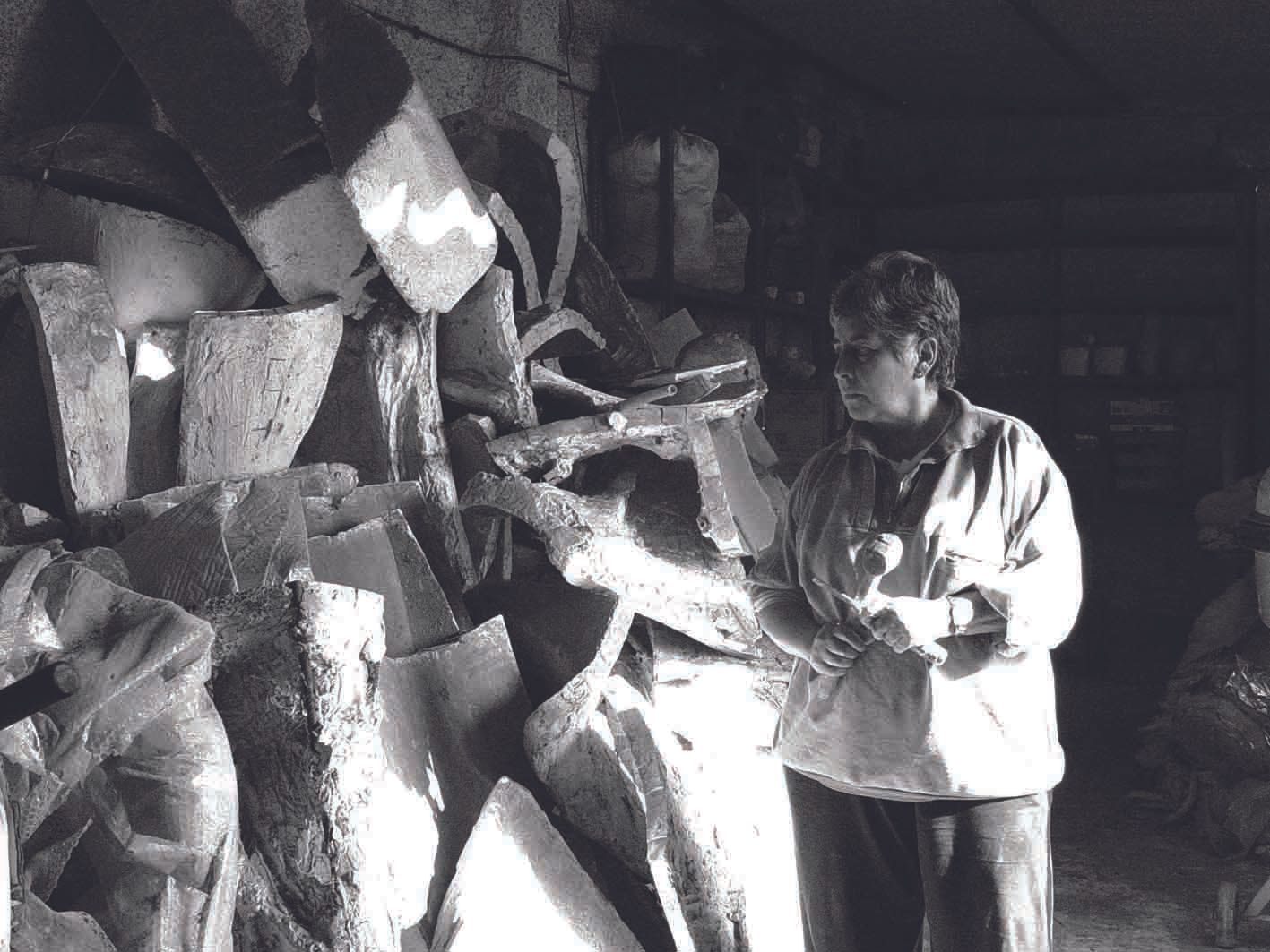 Laverón, ante un montón de moldes con los que crea sus obras, en 2002