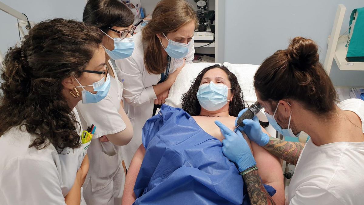 Un tatuaje para borrar el mal recuerdo del cáncer de mama