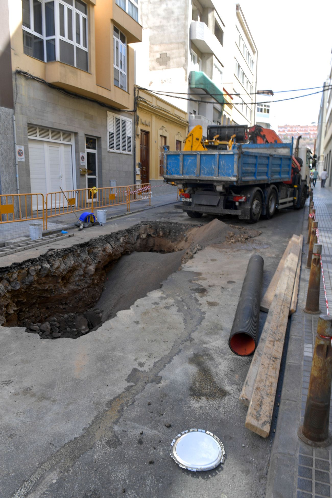Trabajos de reparación de la tubería averiada en la calle Almansa