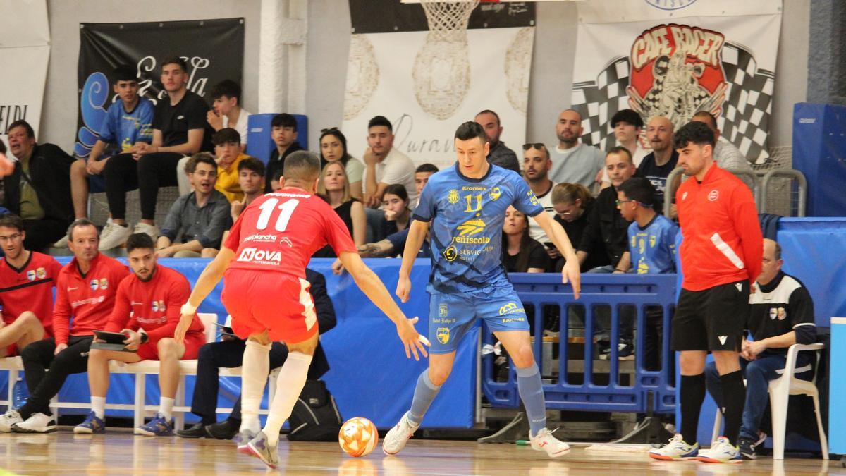 Saladié controla el esférico ante la presión del jugador del Sala 5 Martorell.