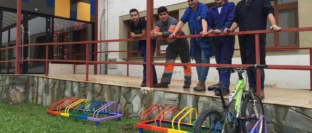 Por la izquierda, Iván Fernández, Adrián Sánchez, Christian Huerta, Francisco Peláez y Alfredo Sánchez, junto al nuevo aparcamiento de bicicletas del IES Rey Pelayo de Cangas de Onís, ayer.