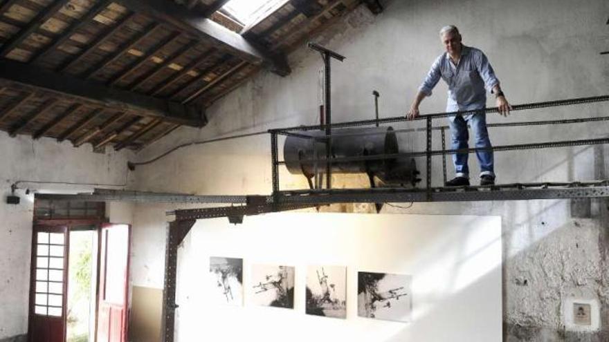 Juan de la Colina, ayer, en el espacio donde expone su última obra . / juan varela