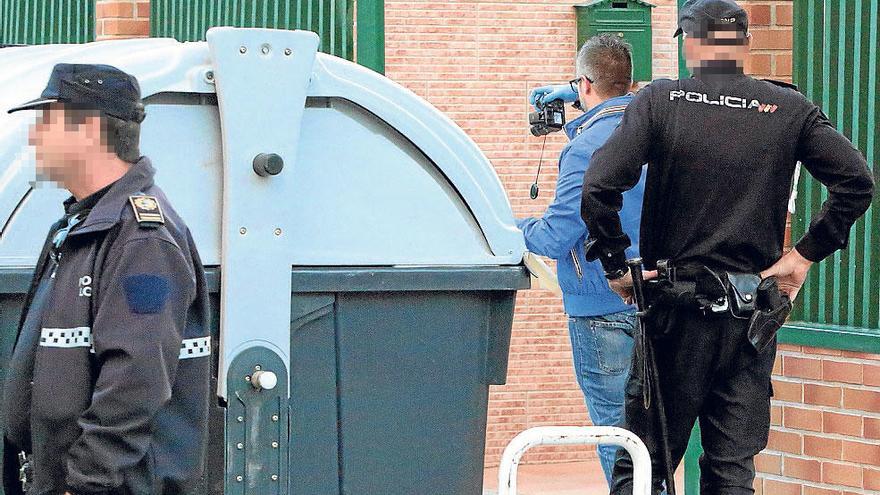 La Policía en la puerta del inmueble donde ocurrió el suceso.