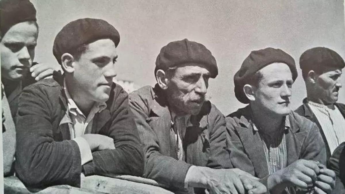Grupo de hombres en Bueu formado por José do Penedo, señor Marín [el carpintero de ribera], Jesús de Fernández, Comediante y José “O Pote”, entre 1935 y 1936.