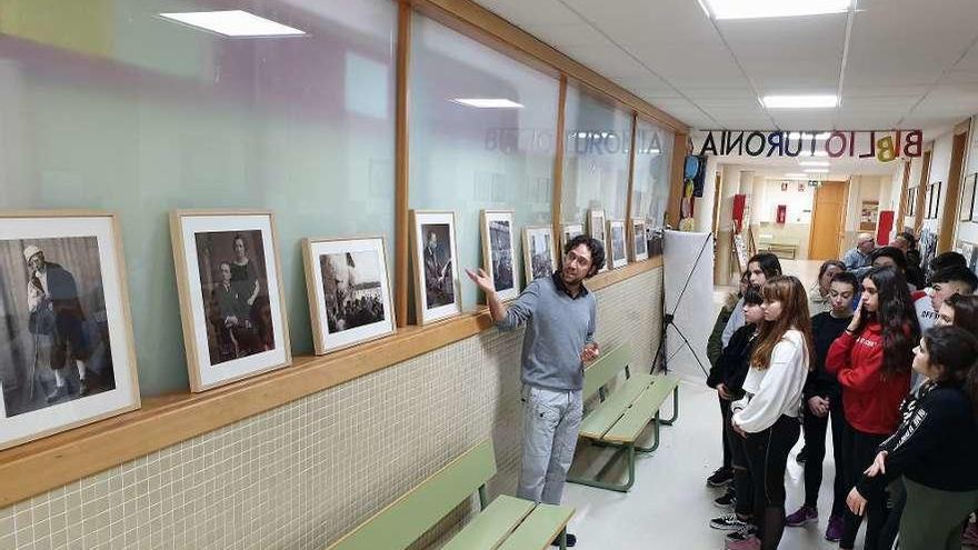 Aser Álvarez, director de Arraianos Producións, coméntalles as fotografías aos rapaces. // Marta G. Brea