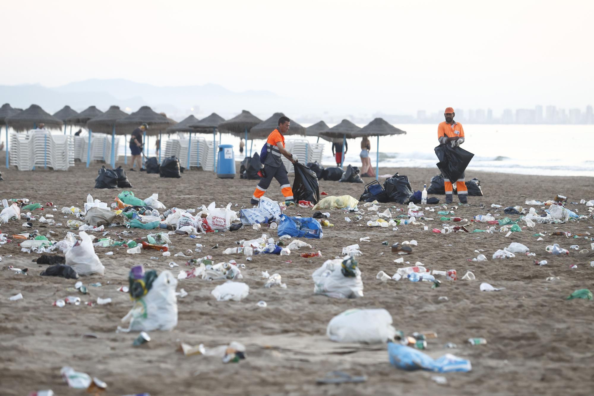 Así fue el desalojo y la limpieza tras la noche de San Juan