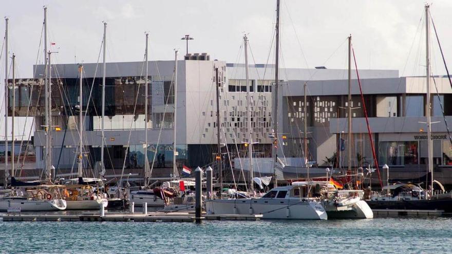 Multas de 8.000 euros por transporte irregular de viajeros en Lanzarote: teléfonos móviles y una terminal de pago levantaron las sospechas