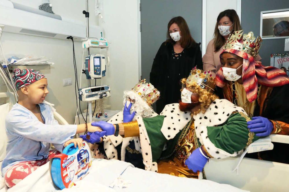 Los Reyes Magos visitan a los niños ingresados en el hospital de Son Espases