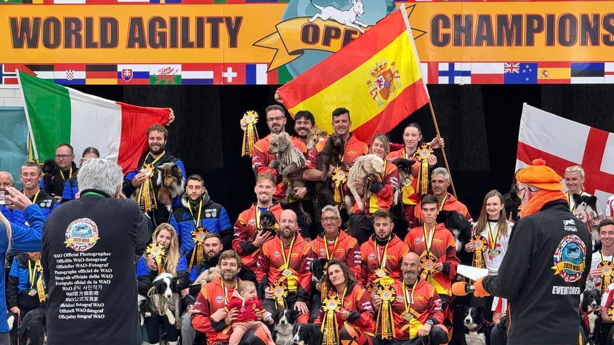 La selección española, con Alejandro Salas y "Bliss" en el centro en la segunda fila por abajo