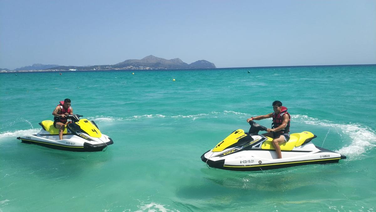 Augusto y Miquel Pons, sobre las motos de agua.