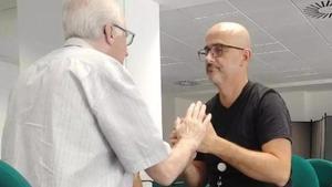 Juan Matas (izquierda), mallorquín con sordoceguera, y Rafa Villén (derecha), su mediador comunicativo.