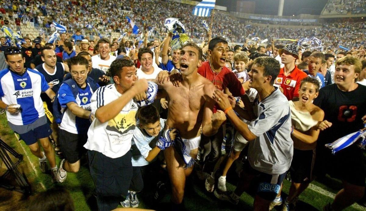 Álvaro Cámara se deja literalmente (casi) todo por el Hércules durante la celebración del ascenso de 2005