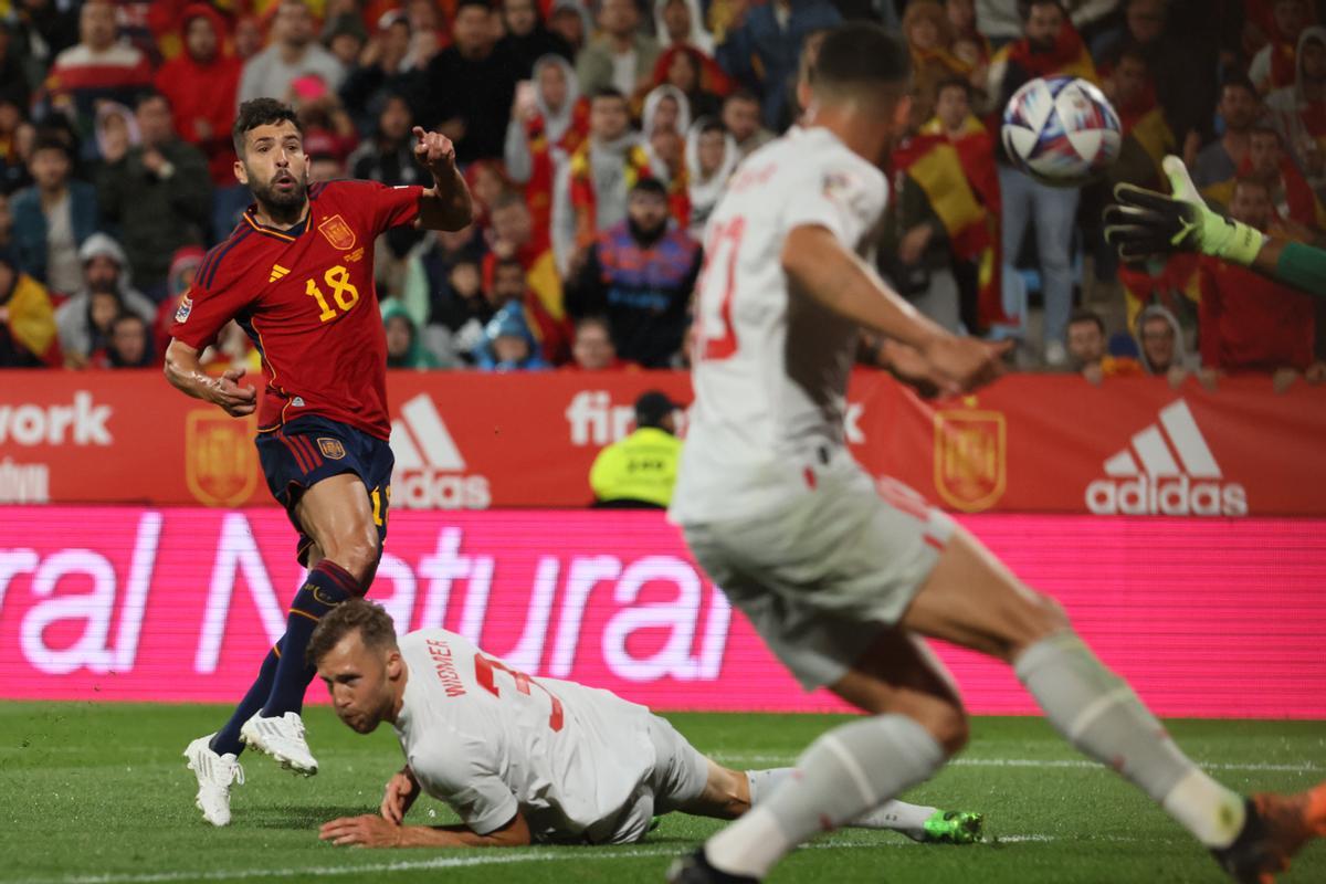 ZARAGOZA, 24/09/2022.- El defensa de la selección española Jordi Alba (i) marca ante Suiza, durante el partido de la Liga de Naciones que España y Suiza disputan este sábado en el estadio de La Romareda, en Zaragoza. EFE/Toni Galán