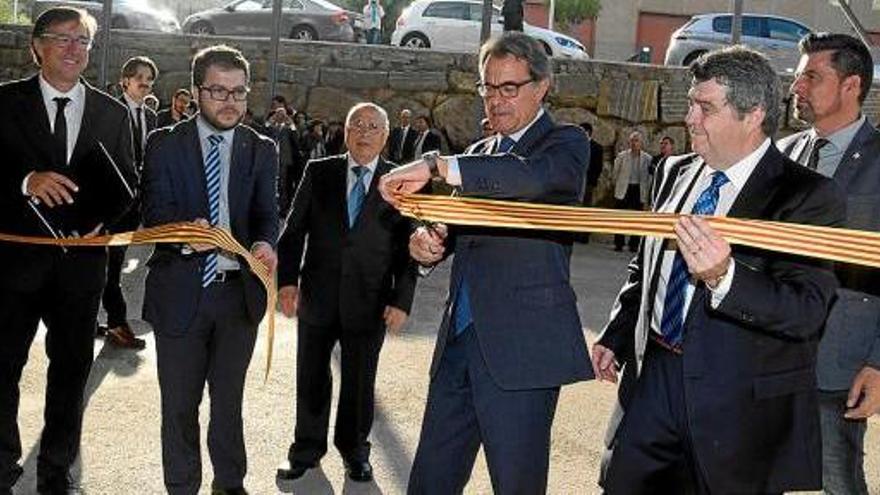 L&#039;expresident de la Generalitat amb Pere Aragonès i directius de l&#039;empresa en el moment de tallar la cinta