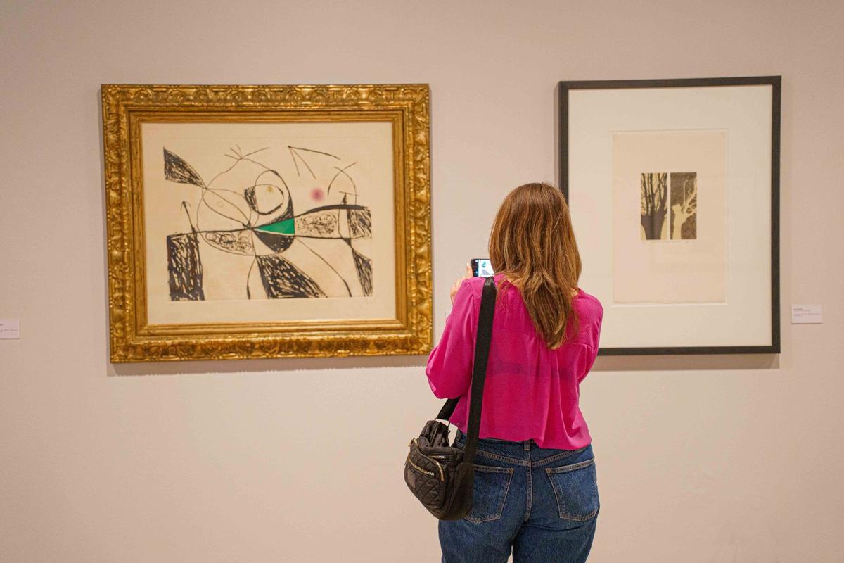 Uno de los grabados de Miró que hay en la muestra.