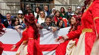 Los políticos valencianos, "emocionados" en los 'Moros i Cristians' d'Alcoi