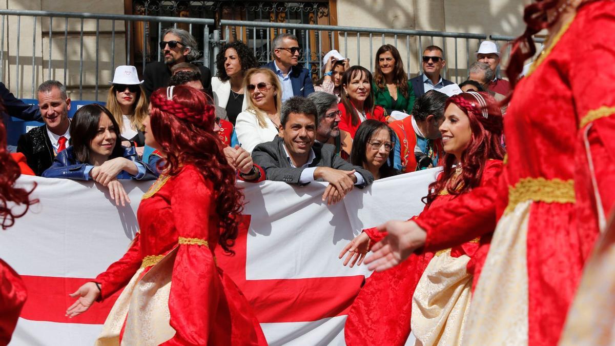 Morant, Mazón y Llanos Masó contemplan la 'Entrada' en los Moros y Cristianos de Alcoi.