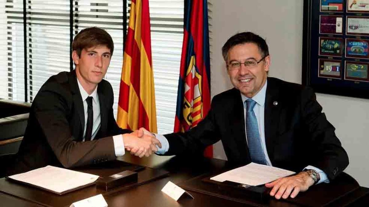 Juan Miranda y Josep María Bartomeu tras firmar la renovación
