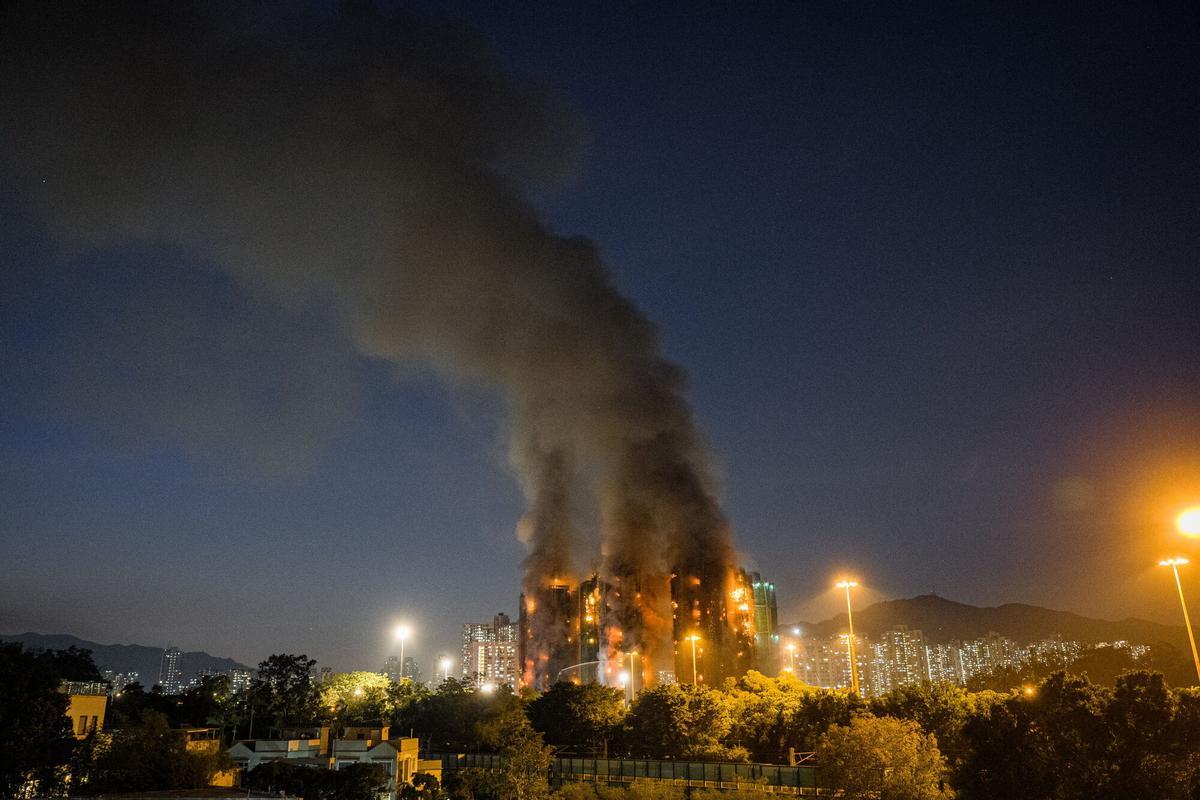 HONG KONG (China), 26/11/2025.- An apartment burns in Tai Po in Hong Kong, China, 26 November 2025. According to the Hong Kong government, the five alarm fire, which started 26 November, has left four people dead and three in critical condition. EFE/EPA/LEUNG MAN HEI