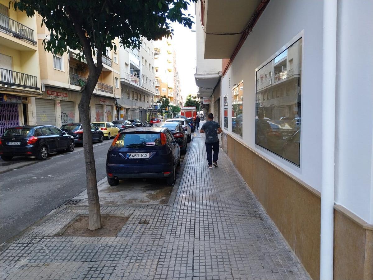 Una acera relativamente estrecha en la calle Pintor Sorolla de Gandia.