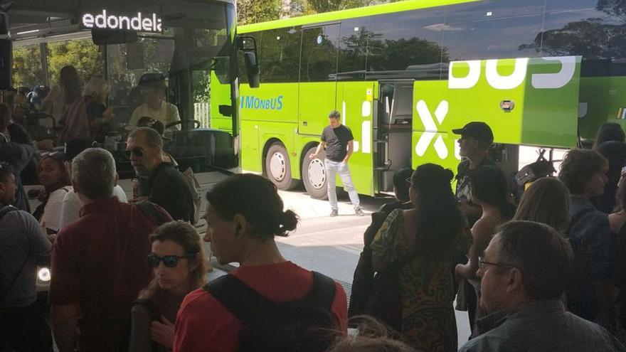 Viajeros del tren derivados al autobús en el apagón.