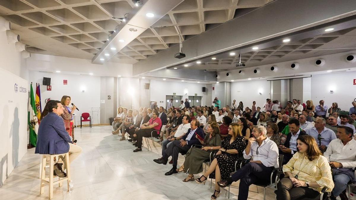 El candidato popular a la Alcaldía participa en un Foro de Innovación Social junto a la responsable de Política Social del PP de Córdoba, Eva Contador, y la presidenta del Comité Electoral del PP de Andalucía, Loles López.