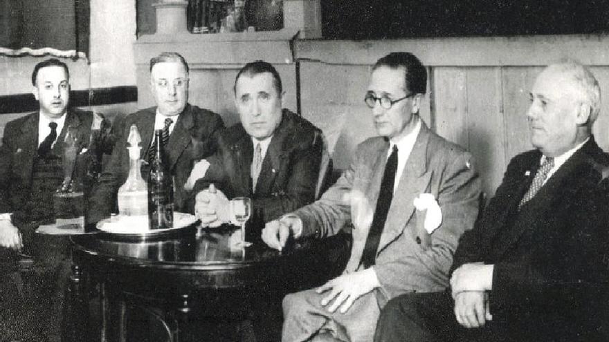 Alonso Ríos (izda.) con Castelao (segundo, dcha.) en el Consello Galego del Exilio en los años 40. // DBM