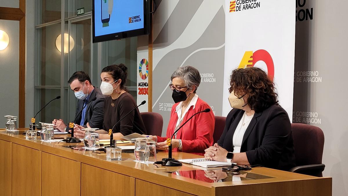 La directora general Ana Montagud (en el centro), junto a los tres directores provinciales de Educación en Aragón.