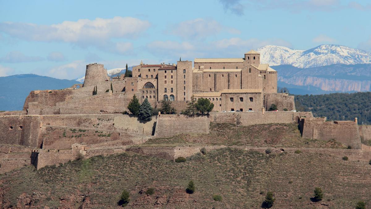 Castell de Cardona, darrere les muntanyes nevades.