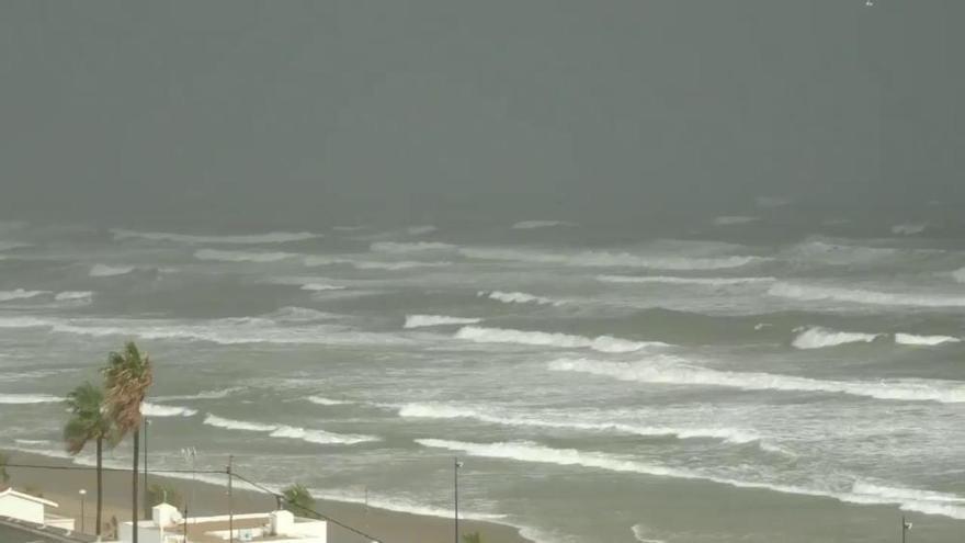 Olas de cuatro metros en la costa de València