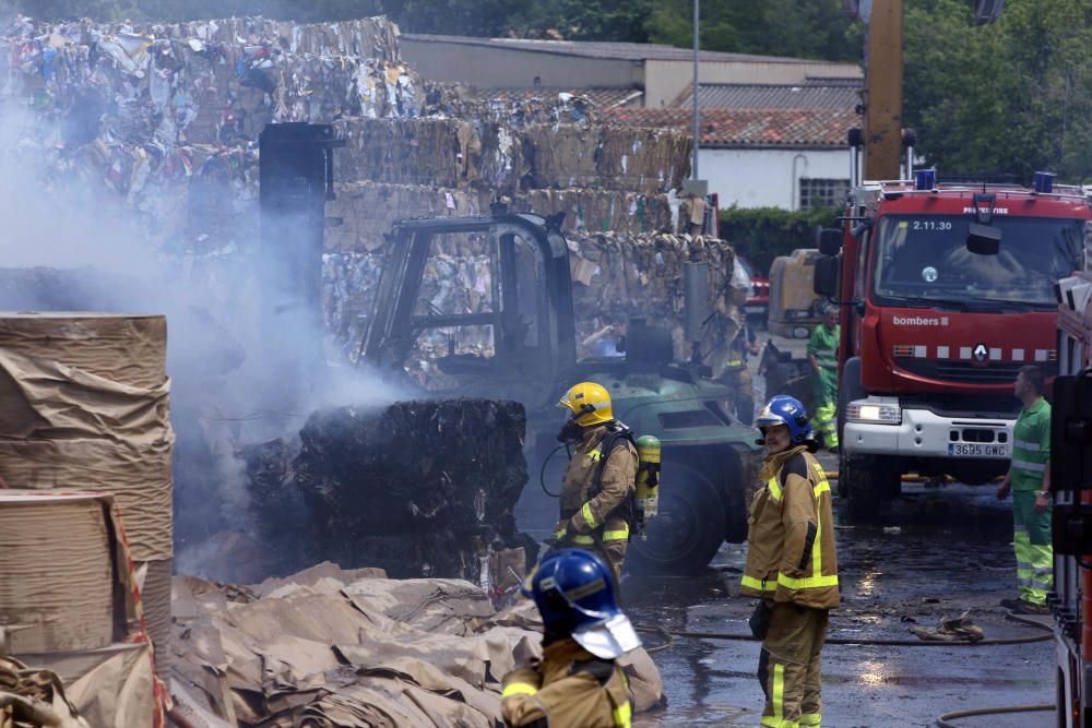 Incendi a la paperera Hinojosa de Sarrià de Ter