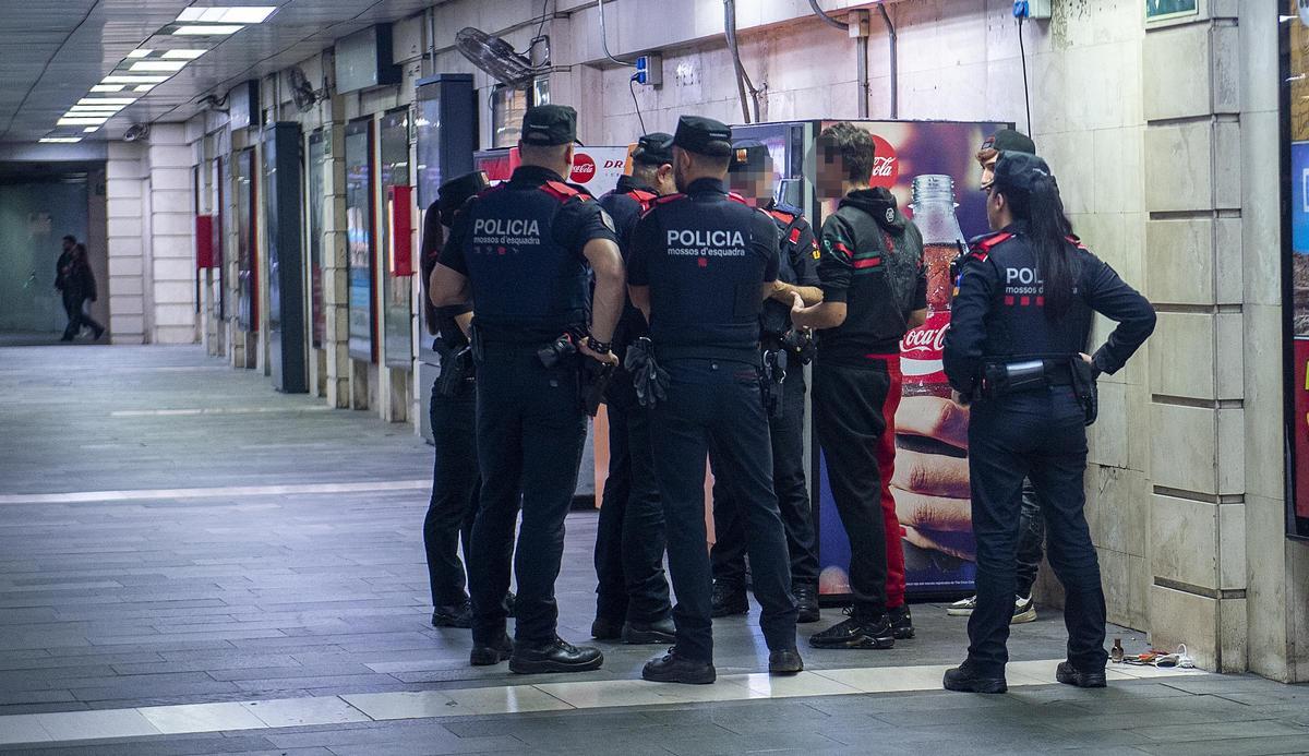 Dispositivo policial en plaza Catalunya para buscar armas blancas
