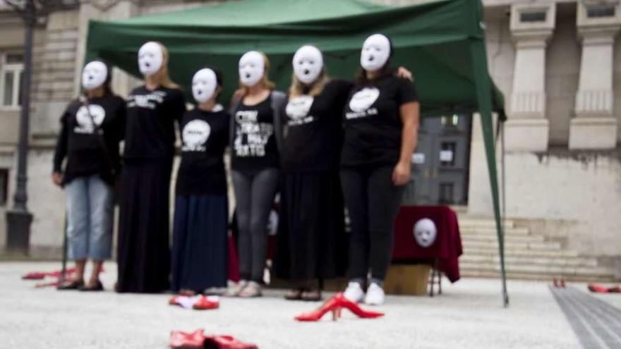 Activistas contra la violencia machista, ayer, en A Coruña.