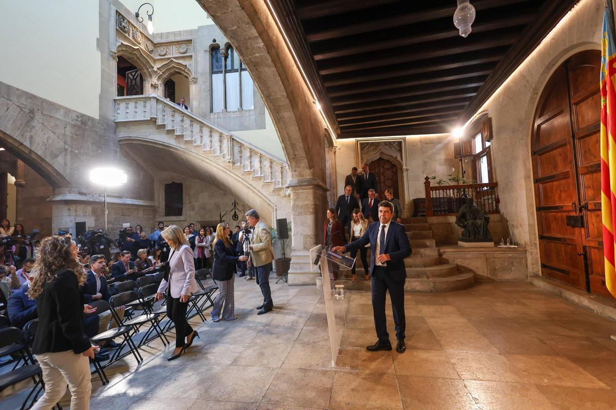 "Algo une a todos nuestros políticos: mantener sus privilegios"