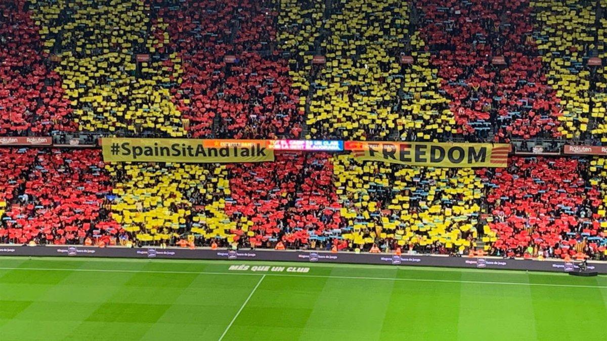 El Camp Nou se vistió de 'Spain, Sit and Talk'