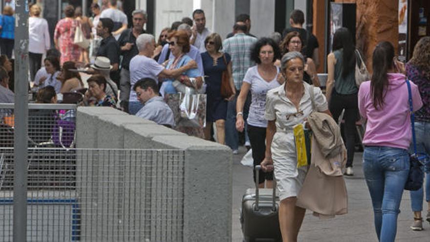 Decenas de personas pasean por la avenida de Maisonnave, que ahora queda fuera de la Zona de gran Afluencia Turística