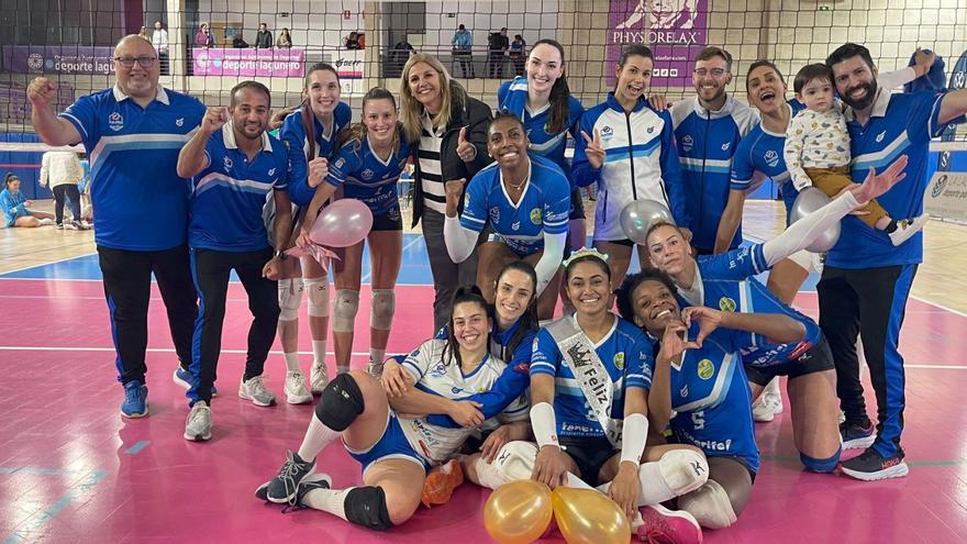 La plantilla y el cuerpo técnico del Tenerife Libby’s celebra la clasificación a semifinales.