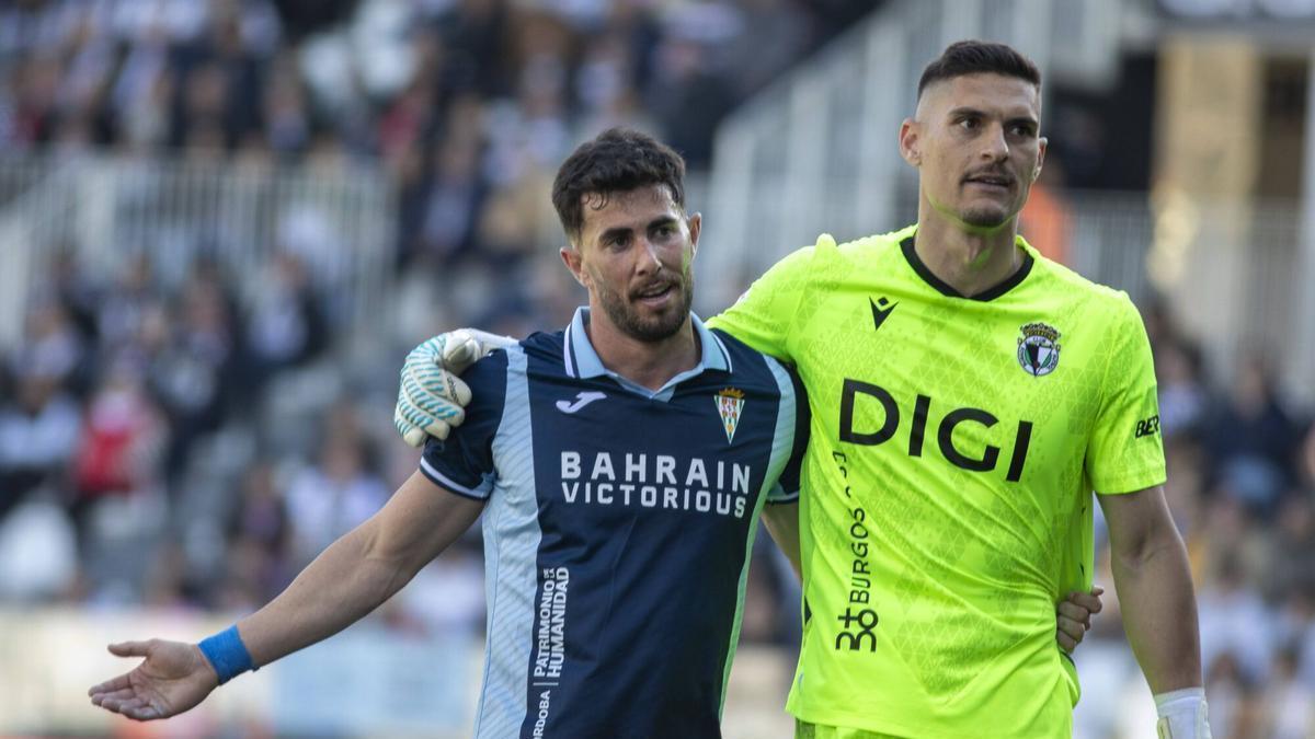 Jacobo González, a la izquierda, junto al meta del Burgos, Ander Cantero, en el duelo en El Plantío.
