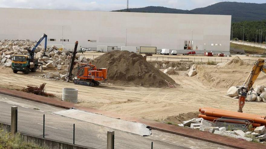 Una nave en obras en el polígono industrial de Barro.