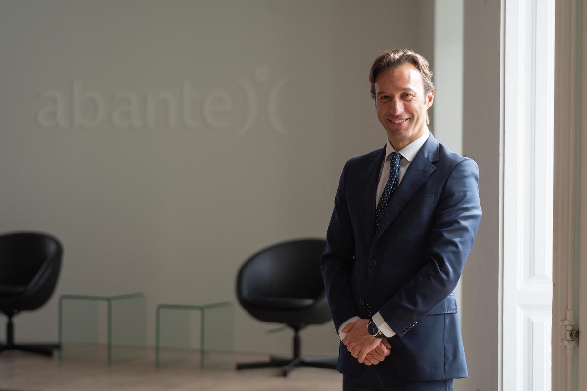 Álvaro Lana es el director de Abante en Aragón, asesoría financiera independiente con oficina en Zaragoza.