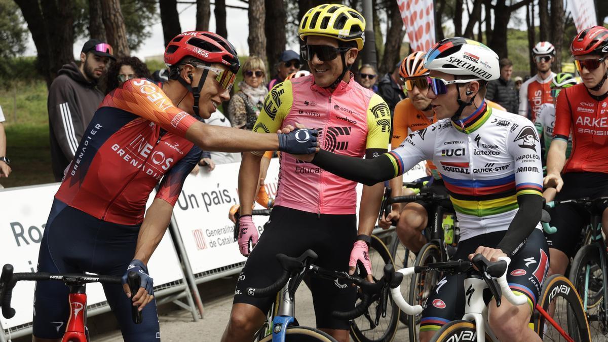 Egan Bernal (esquerre) saluda Remco Evenepel, en presència de Richard Carapaz