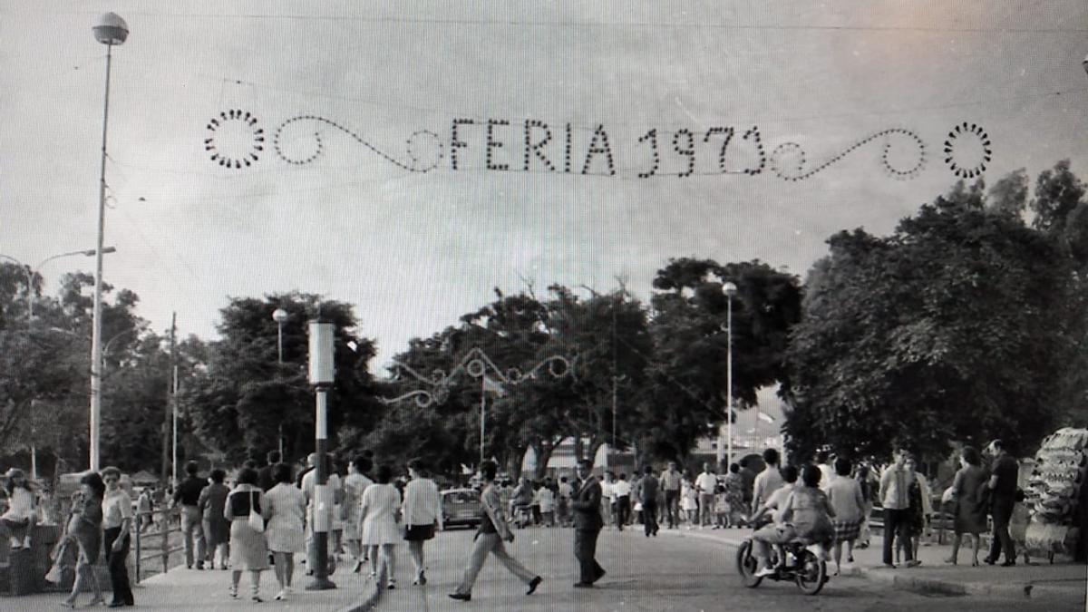 Entrada Feria de la Trinidad desde el puente de Armiñán, 1971