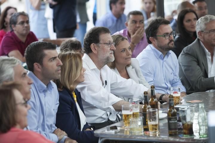 17/06/2016.Mariano Rajoy, presidente del Gobierno en funciones, ve el partido España-Turquía de la Eurocopa en Café Atlántico..Santa Cruz