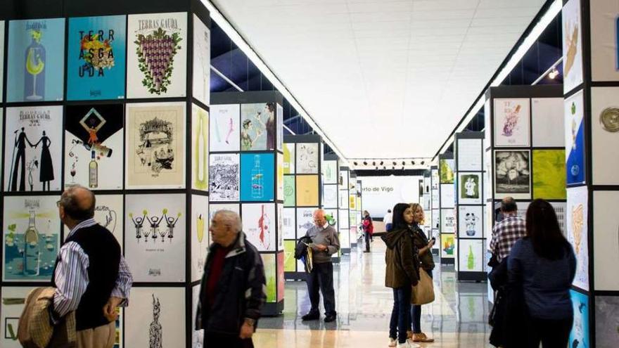 Visitantes en la exposición de los carteles, en la Estación Marítima de Vigo. // Adrián Irago