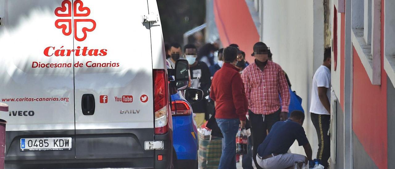 Entrega de alimentos en un centro de Cáritas de la capital grancanaria. | |