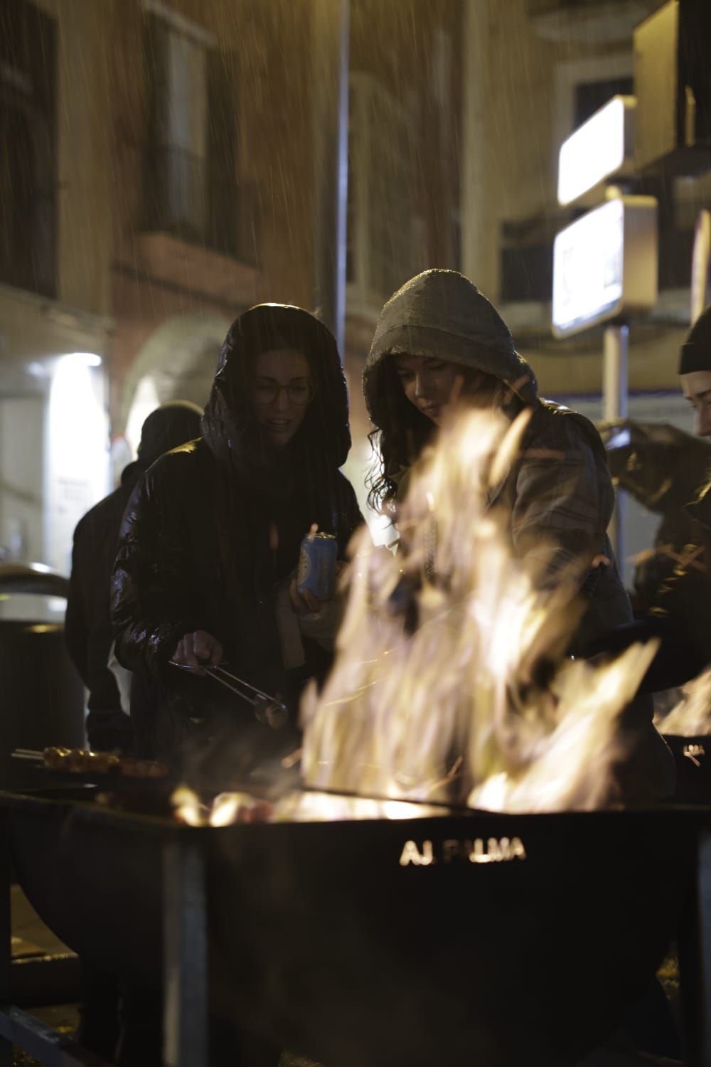 Grillen und feiern im Regen: So nass hat Palma das Fest zu Sant Sebastià eingeläutet