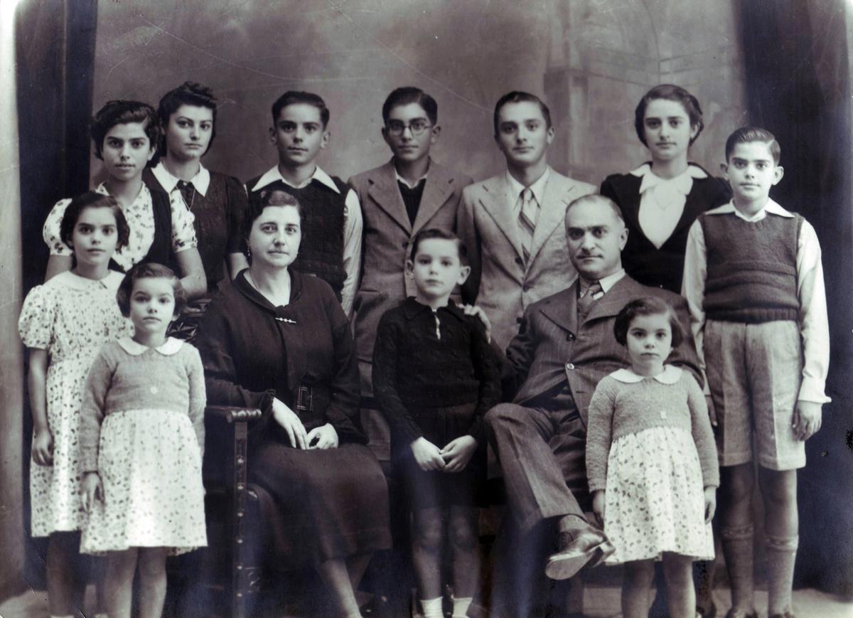 Foto familiar del fundador del banco, Francisco López López, con su mujer, Martina Pérez y once de sus doce hijos.